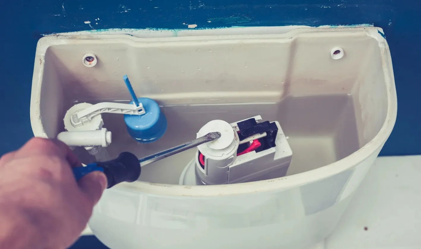 chasse d'eau qui coule