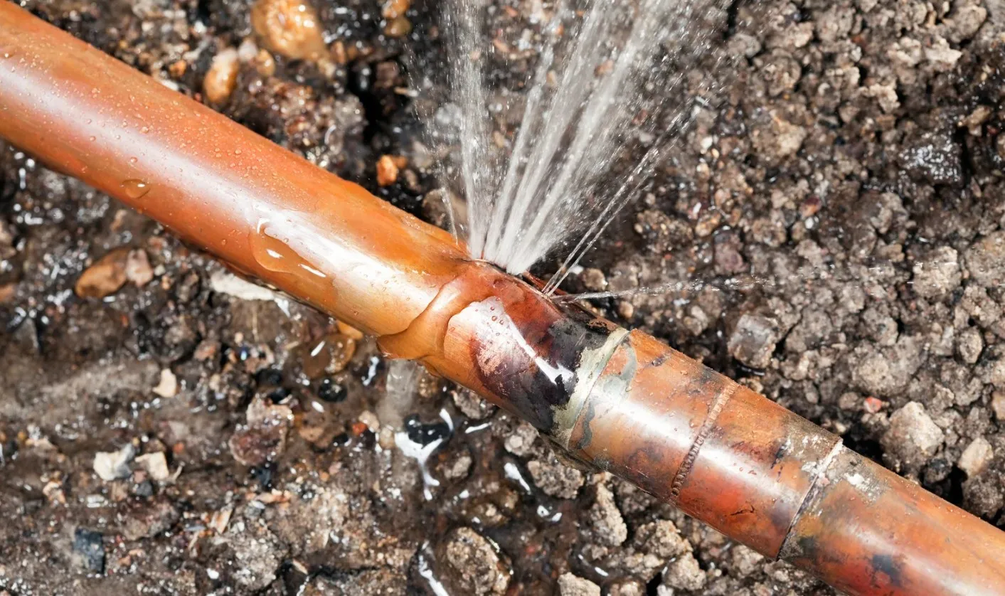 Fuite d'eau de tuyau en cuivre